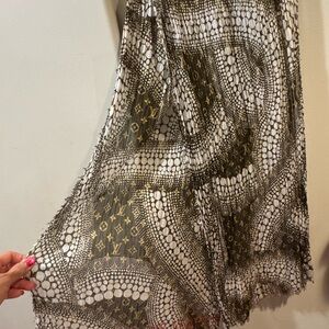 Louis Vuitton Black and White Patterned Scarf